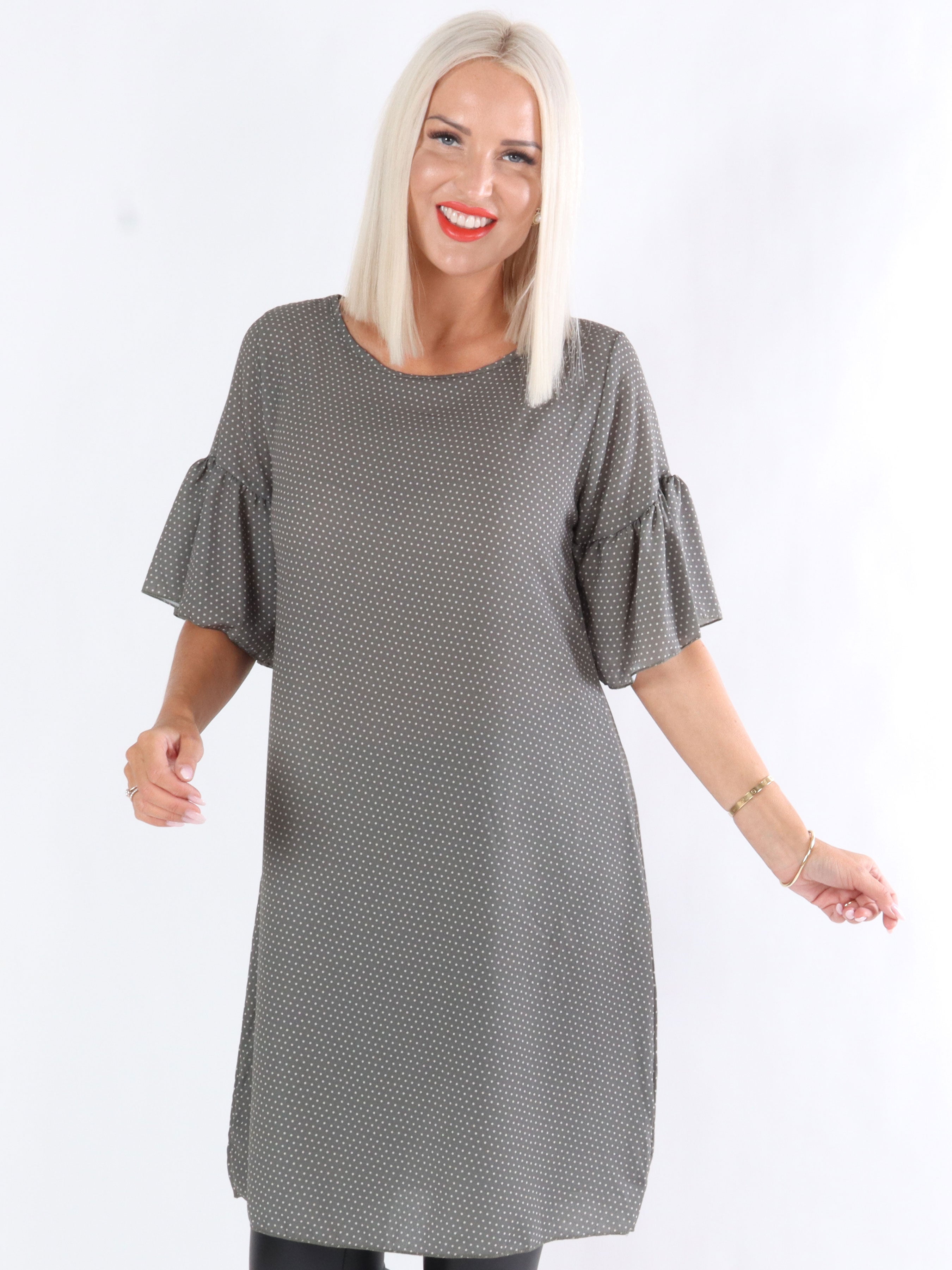 Carna - Kjole med prikker og flæseærmer